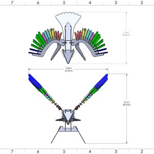 Pu&ograve; includere: Un disegno tecnico di un oggetto decorativo, forse una scultura o un modello. Il design presenta una struttura centrale con estensioni a forma di ali, adornate con elementi colorati. L'altezza totale &egrave; di 399 mm, e l'apertura alare &egrave; di 537 mm.