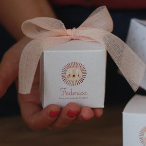 Scatolina porta confetti personalizzata leoncino con fiocco rosa