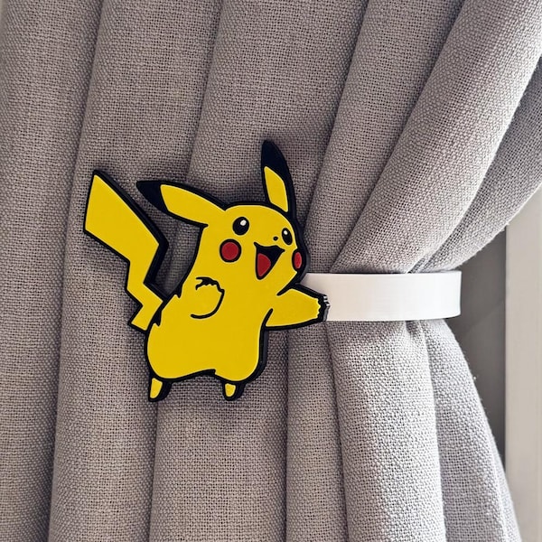 Pode incluir: Um personagem de desenho animado amarelo do Pikachu segurando um prendedor de cortina branco. O prendedor está preso a uma cortina cinza.