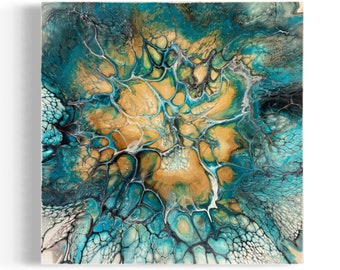 Puede incluir: Pintura abstracta con patrones de pintura turquesa, dorado, negro y blanco. Los colores crean un diseño dinámico y orgánico.