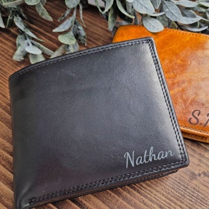 Individuell gravierte Echtleder Herren Geldbörsen mit RFID - maßgeschneiderte Leder Geldbörse | personalisierte Lederbrieftasche - Erhältlich in Tan / Schwarz