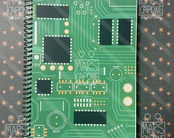 Notebook met printplaat en stippen
