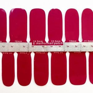 Puede incluir: Un conjunto de diez tiras de esmalte de uñas rojo en varios tamaños, que van desde 10 mm hasta 17,5 mm. Las tiras están etiquetadas con su tamaño en milímetros y el nombre de la marca "meihurnail patch".