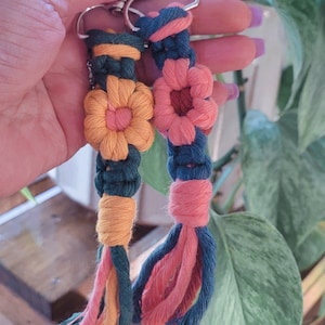 Flower Macrame Keychain - Daisy Keychain - Sunflower Keychain - Macrame accessories - Teacher Gift - Gift for Her - Boho style