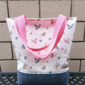 Shopper mit Filzboden in creme/rosa mit Schmetterlingen / Tragetasche / Einkaufstasche für Kinder