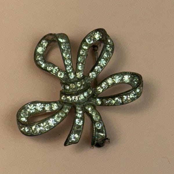 Vintage Rhinestone Bow Brooch - Glamour Pin - Shiny Brooch