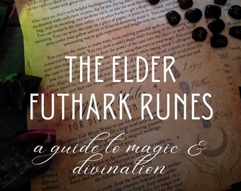 Könnte beinhalten: Nahaufnahme eines Sets schwarzer Runen mit einer Anleitung zur Verwendung für Divination und Magie. Der Text auf der Seite lautet "The Elder Futhark Runes: A guide to magic & divination".