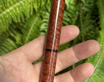 Pluma estilográfica hecha a mano / Jarrah rizada / Punta ciprés n.° 6