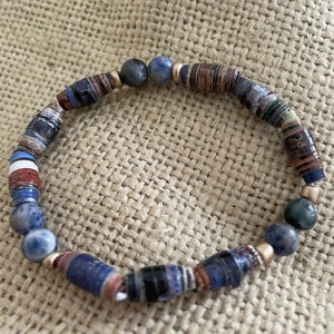 Paper bead bracelet 7&quot; (M) made from National Geographic magazines