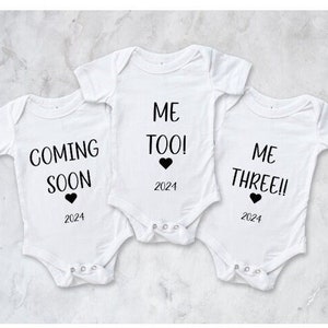 Débardeur bébé personnalisé Grow pyjama triplés | Faire-part prochainement Date d'échéance du nom de moi trop trois | Pack de 3 cadeaux de grossesse Reveal FIV