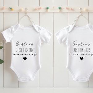 Personalisierte Baby Weste wachsen Anzug Paar | Ankündigung in Kürze Name Fälligkeitsdatum | Schwangerschaftsgeschenk offenbaren Besties wie unsere Mütter Mummies 2-Pack
