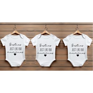 Ensemble de survêtement personnalisé avec gilet pour bébé | Faire-part à venir Nom Date d'échéance | Cadeau de grossesse Reveal Besties Like Our Mums Lot de 3 mamans