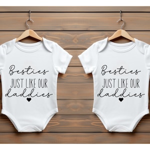 Personalisierte Baby Weste wachsen Anzug Paar | Ankündigung in Kürze Name Fälligkeitsdatum | Schwangerschaft Geschenk offenbaren Besties wie unsere Väter Väter 2 Pack