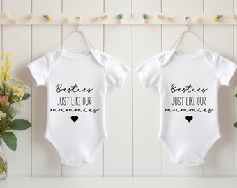 Paire de combinaisons de croissance personnalisées avec gilet pour bébé | Faire-part à venir Nom Date d'échéance | Cadeau de grossesse Reveal Besties Like Our Mums Lot de 2 mamans