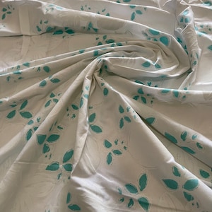 Weiß-blaues Blumenmuster Baumwollstoff Stretch mit Blumenmuster - Meterware