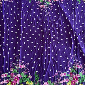 Lila Blumendruck Polka-dot Multicolor Poly Print Rayon Stoff - lose auf Lager