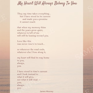 Può includere: Una stampa rettangolare con la poesia My Heart Will Always Belong To You di James Mooney. Il testo è marrone scuro su sfondo crema, sovrapposto a una scena oceanica al tramonto. La poesia include le righe They say time takes everything e I have stood in time's current. Il nome dell'autore e l'handle @TheWanderingPaddy appaiono in basso.