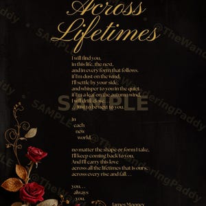 Könnte beinhalten: Ein schwarzes Poster mit dem goldenen Text Across Lifetimes und einem Gedicht von James Mooney. Das Design enthält eine dekorative goldene Ranke mit zwei roten Rosen unten links. Der Text beginnt mit: I will find you, in this life, the next.