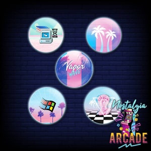 Puede incluir: Cinco pegatinas redondas de temática retro con contornos de neón. Las pegatinas muestran una computadora con un reloj de arena, palmeras, un degradado azul y rosa con el texto "Vapor Wave", un logotipo de Windows 95 con palmeras y un busto rosa con un suelo de tablero de ajedrez y el texto "Nostalgia Arcade".