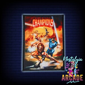 Può includere: Una toppa ricamata in bianco e nero con il gioco arcade "Eternal Champions". La toppa mostra tre personaggi del gioco, una donna con una spada, un uomo con una spada e una creatura simile a un leone con una spada. Il testo "Eternal Champions" è nella parte superiore centrale della toppa.