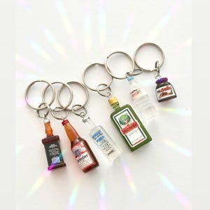 Mini portachiavi con bottiglia di alcol, regalo di buon compleanno, portachiavi regalo di compleanno, biglietto di auguri di compleanno, regalo di novità di compleanno, regalo di riempimento per calze della Befana