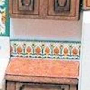Peut inclure: Ensemble de meubles de cuisine miniatures, comprenant des éléments hauts et un meuble bas avec trois tiroirs. Les meubles sont en bois avec une finition marron moyen et des bordures marron foncé. Le plan de travail est de couleur orange clair.