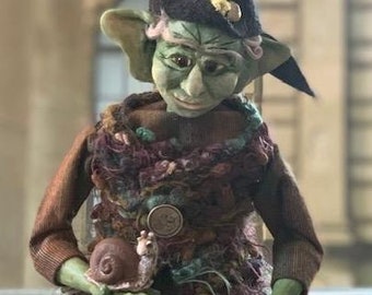 Leśne stworzenia - gnom - stołek krawędziowy - gnom - leśny gnom - leśny gnom - natura - glina polimerowa - lalka artysty - ślimak - mądry gnom duch stróż