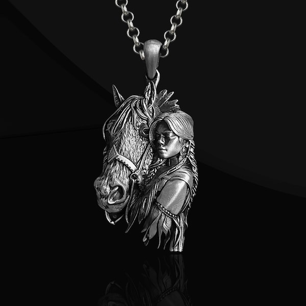 Halsband med hänge i oxiderat sterlingsilver med häst och infödd flicka