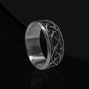 Handgemaakte ring van geoxideerd sterling zilver met doornenkroon.