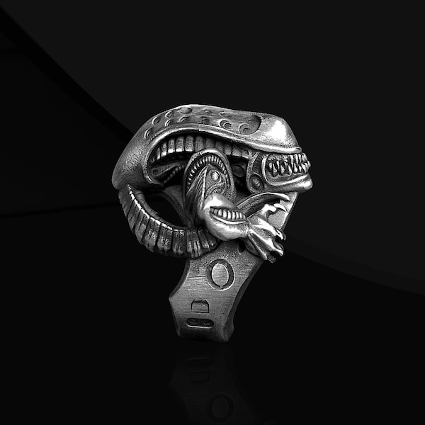 Alien 925 Sterling Silver Ring for Man, Alien Xenomorph Ring for Boyfriend, Perfect for UFO enthusiasts Ring, H.R. Giger Inspired Alien Ring