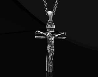 Collar con crucifijo de plata de ley: Jesucristo, detalle INRI