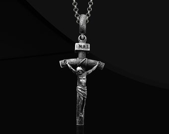 Collar con crucifijo de plata de ley oxidada: Jesús con textura de madera INRI