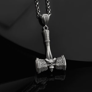Colar de Martelo Viking em Prata Esterlina Oxidada: Pingente de Caveira Mjolnir