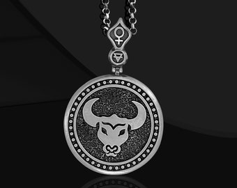 Ciondolo Portafoto A Forma Di Costellazione In Argento 925. Incidi La Foto Di Una Persona Cara E Porta Con Te Il Tuo Ricordo Speciale, Abbinato Al Tuo Segno Zodiacale. Un Regalo Romantico E Unico.