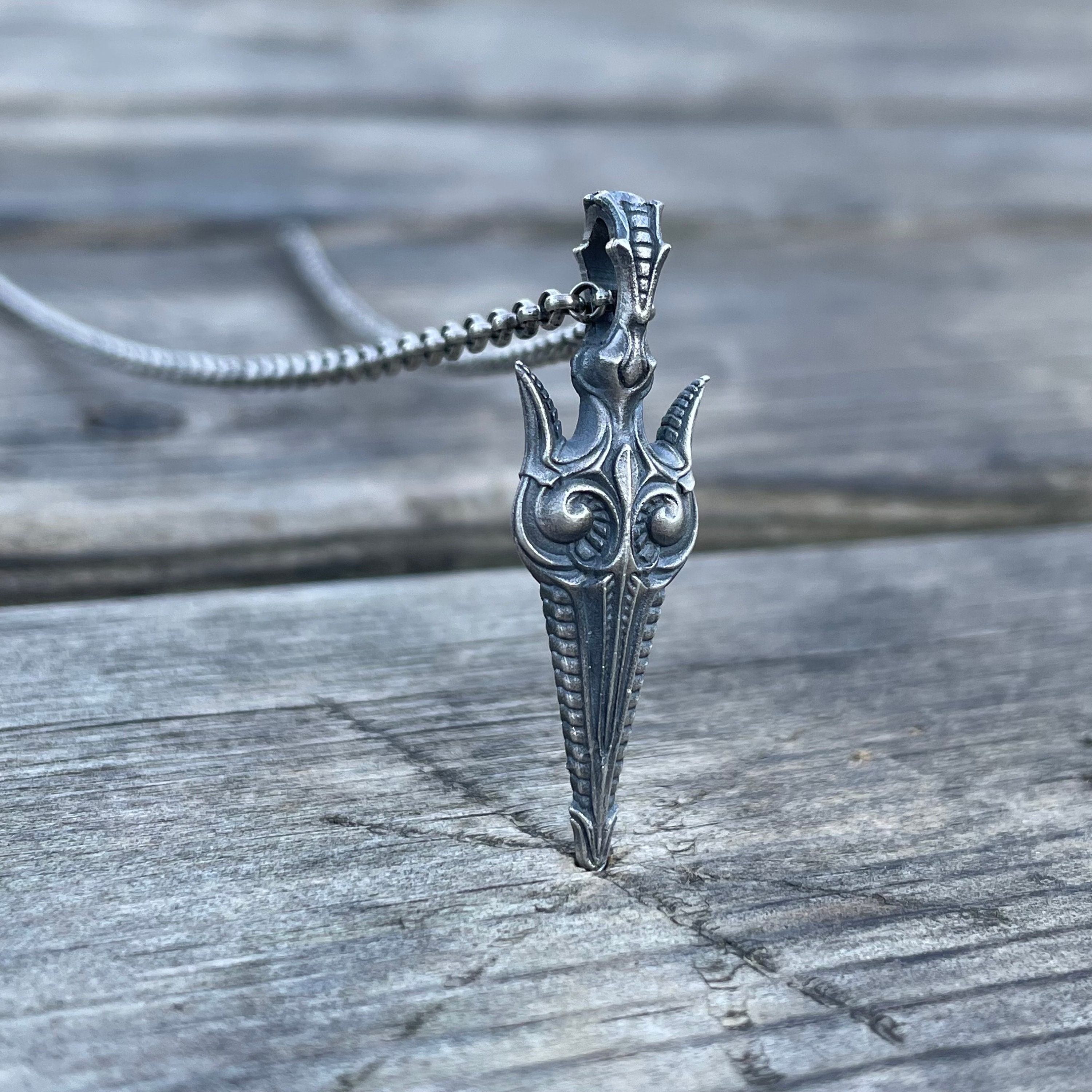 バイキングオーディンの槍ネックレス：ハンドメイドの酸化スターリング