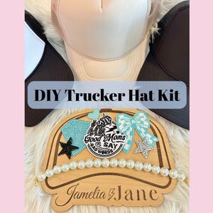 Peut inclure: Un kit de casquette de camionneur DIY comprenant une casquette beige, une casquette noire et un support en bois avec le texte Jamelia Jane. Le support inclut des écussons en forme de diamant, de nœud, de squelette, d'étoiles et des perles.