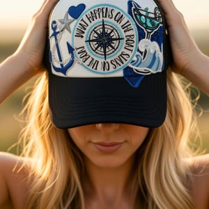 Parches termoadhesivos personalizados para gorra estilo camionero Otto con diseño náutico, cadena para gorra, color blanco y negro.