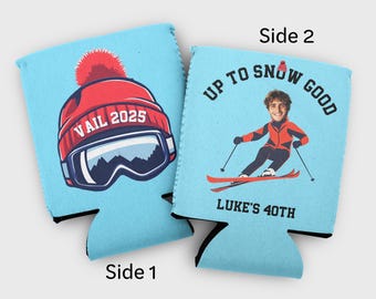 Puede incluir: Una nevera de bebidas azul y blanca con dos diseños diferentes. Un lado presenta un gorro de esquí rojo y blanco con gafas y el texto "Vail 2025". El otro lado presenta un esquiador con el texto "Up to Snow Good, Luke's 40th".