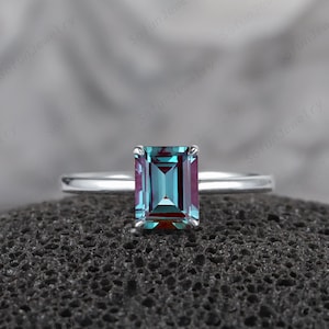Anillo de solitario de compromiso de alejandrita de talla esmeralda vintage, anillo de boda único de oro blanco de plata de ley 925, anillo de promesa de piedra de nacimiento de junio