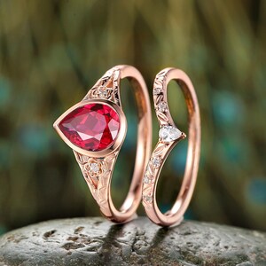 Conjunto de anillo de compromiso vintage con rubí en forma de pera y bisel, anillo de promesa de oro rosa de 14 quilates inspirado en la naturaleza y las flores, alianza de boda grabada, regalos para mujeres nacidas en julio