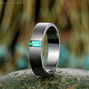 5 mm Breite Schwarzgold Smaragd Herren Verlobungsring, Baguette Smaragd Herren Ehering, Gothic Versprechen Ring Schwarzer Rhodium Jubiläumsring