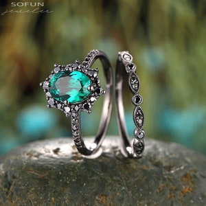 Zwart goud ovale Emerald Halo verlovingsring set, Gothic Emerald Promise Ring set, Rhodium Black Emerald bruids set, zwarte trouwring cadeau