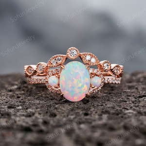 Vintage Oval Cut Weiß Feueropal Verlobungsring Set, Opal Ehering Set 14K Rose Gold Einzigartige Moissanite Braut Set Versprechen Ring für Sie