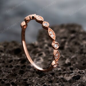 Moissanite Hochzeit Band, 14k Rose Gold halbe Ewigkeit Passende Band, einzigartige Silber stapelbar Versprechen Verlobungsring Enhancer für Frauen