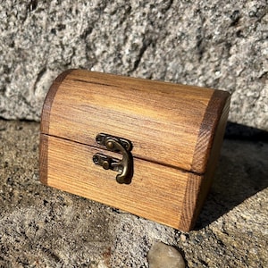 Pequeño cofre del tesoro de madera, Mini cofre pirata Baúl de madera Pequeña caja de madera Cofre de joyas Cofre de juguetes Caja de madera decorativa Caja de escondite de madera.