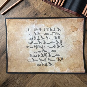 Carta manuscrita personalizada en jeroglíficos egipcios: escritura antigua personalizada en papel envejecido a mano