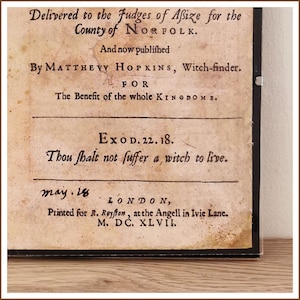 Puede incluir: Un documento antiguo, amarillento, con texto negro. El texto dice: "Delivered to the Fudges of Asize for the County of NORFOLK. And now published By MATTHEVY HOPKINS, Witch-finder. FOR The Benefit of the whole KINGDOM B. Exo D. 22. 18. Thou shalt not suffer a witch to live. may. 18 LONDON, Printed for R. Royston, at the Angell in Ivie Lane. M. DC. XLVII."