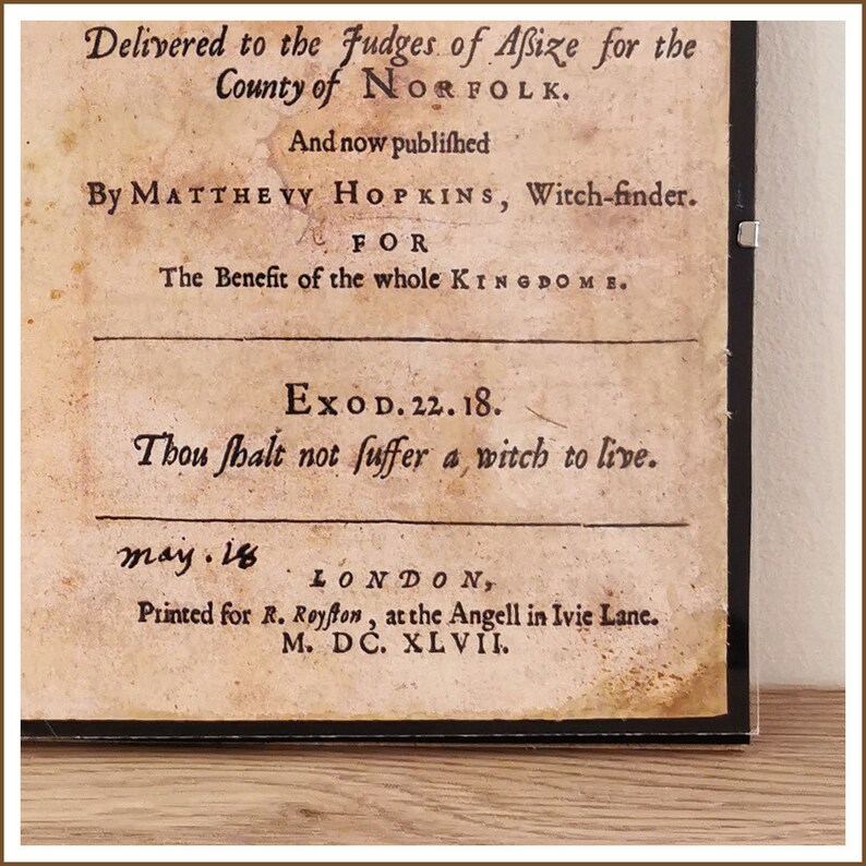 Puede incluir: Un documento antiguo, amarillento, con texto negro. El texto dice: "Delivered to the Fudges of Asize for the County of NORFOLK. And now published By MATTHEVY HOPKINS, Witch-finder. FOR The Benefit of the whole KINGDOM B. Exo D. 22. 18. Thou shalt not suffer a witch to live. may. 18 LONDON, Printed for R. Royston, at the Angell in Ivie Lane. M. DC. XLVII."
