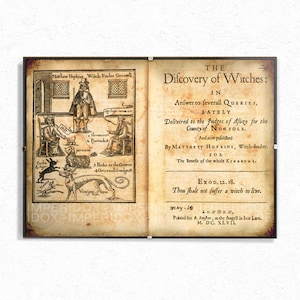 Puede incluir: Una portada de libro vintage con una ilustraci&oacute;n de un buscador de brujas y un extracto de texto de "The Discovery of Witches" de Matthew Hopkins, publicado en 1647. El texto dice "Thou shalt not suffer a witch to live."