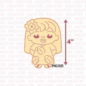 May include: A beige cookie cutter shaped like a girl with a flower in her hair. The cutter is 10 cm tall. The girl wears a dress with leaf designs. The text "S4UC/2025" is printed on the bottom.